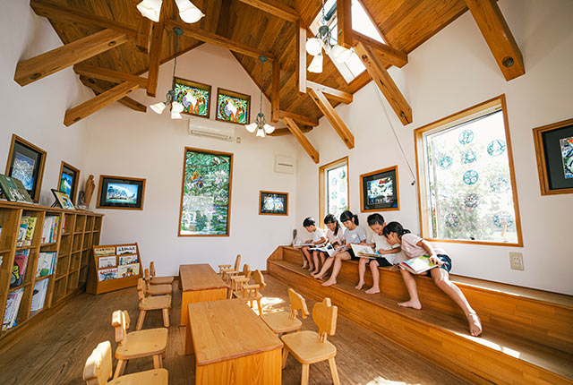 梁に本棚、テープルや椅子など県産材がいたるところに使われた〈きになる、こども園〉の図書館