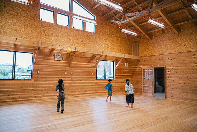 広々として体育館のような雰囲気の遊戯室