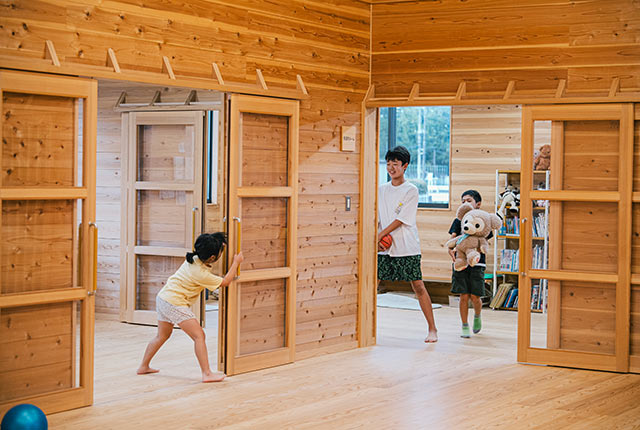 学年を越えて遊戯室で遊ぶこどもたち