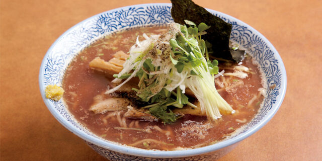 この「追い煮干し中華」にハマる人多し！ 〈麺や 一晃亭〉の看板メニュー