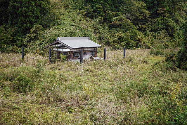 震災遺構として残された水没家屋