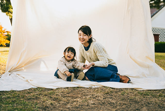 お揃いコーデの絢香さん、心陽ちゃん親子