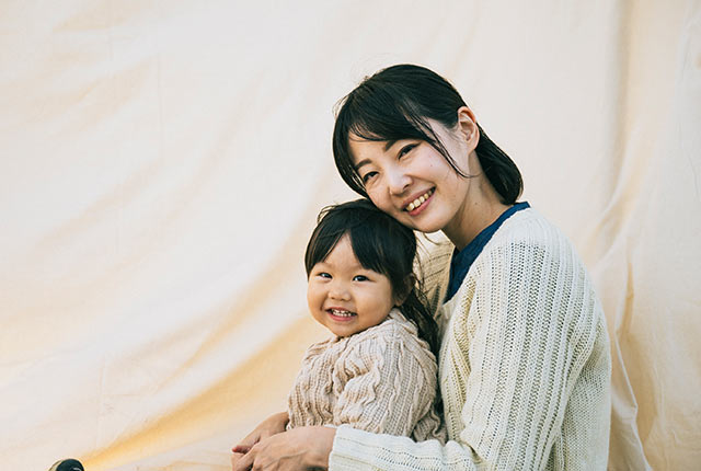 笑顔でカメラを向く絢香さんと心陽ちゃん