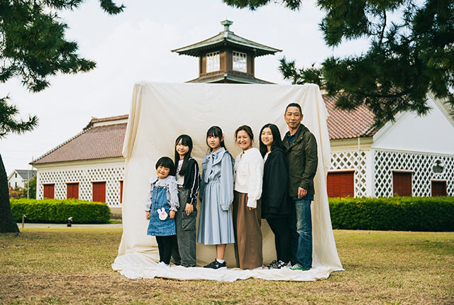 背の順に並んだ、義和さん、生恵さん、はるみさん、ほなみさん、ななみさん、ことみさんご一家