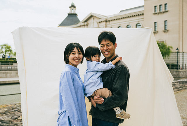 緊張気味の栞那ちゃんを抱っこする佑貴さん