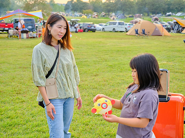 キャンプフィールドで遊ぶ豊川さんと娘さん