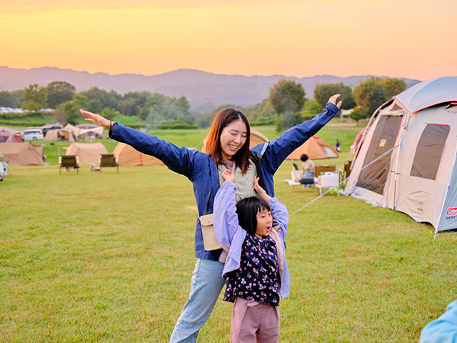 芝生の上で遊ぶ豊川さんと娘さん