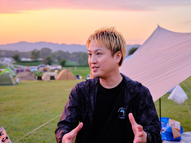 取材に答える移住コンシェルジュの久田剛寛さん