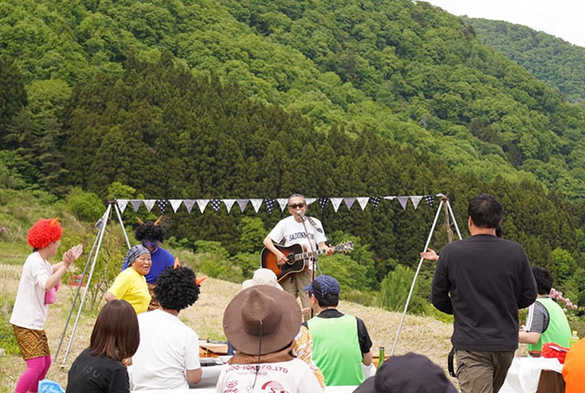 ギターを弾きながら歌を披露する地元の方