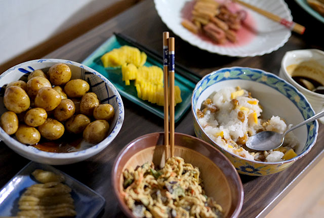 〈雪国リトリート〉で提供される地元食材を使った料理が並ぶ