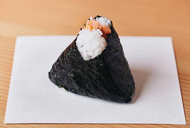 〈THE ONIGIRI・Ya〉の「焼鮭むすび」