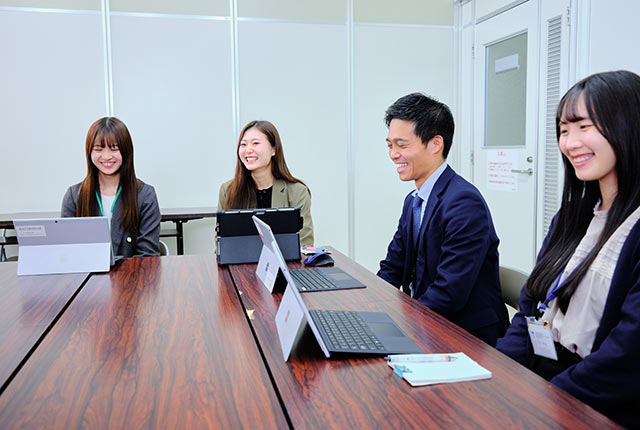 会議室に集まった〈にもプロ〉メンバー４名