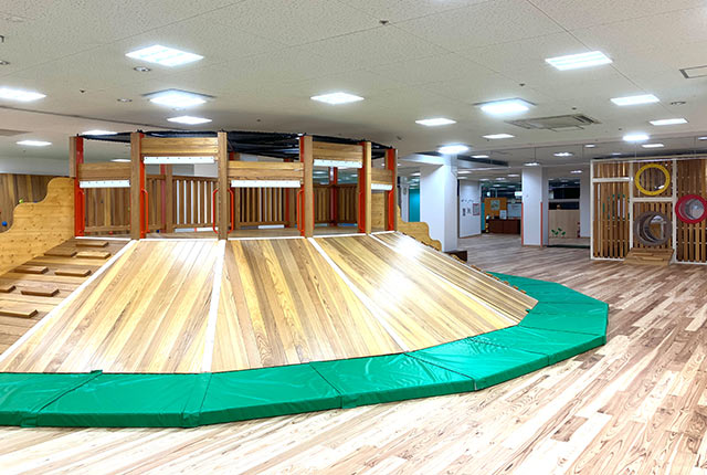 山のような形をした遊具「ウッドバンク」