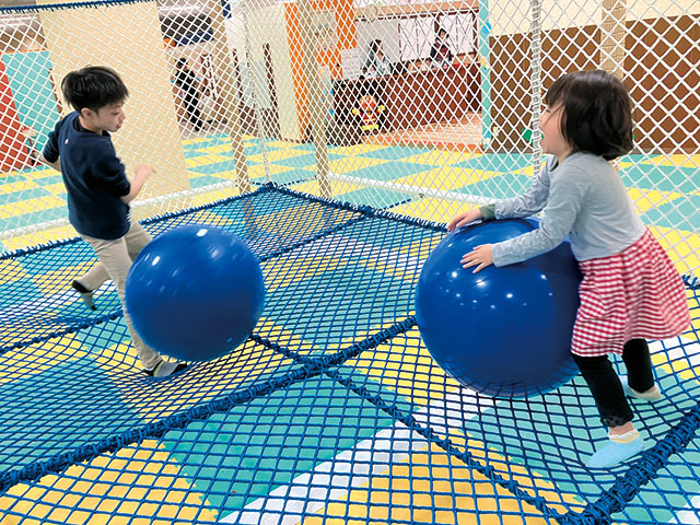 床と壁がネットになっている遊具