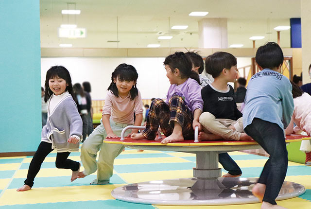 回転遊具で遊ぶこどもたち