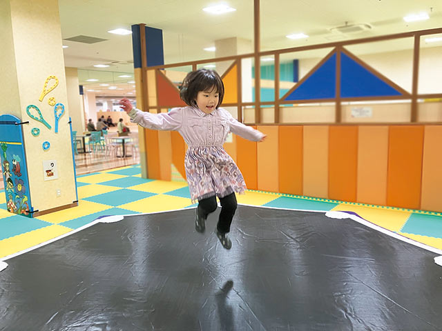エアトランポリンで遊ぶ女の子