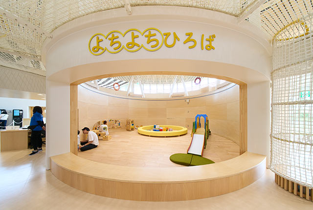 すべり台などが置かれた「よちよちひろば」