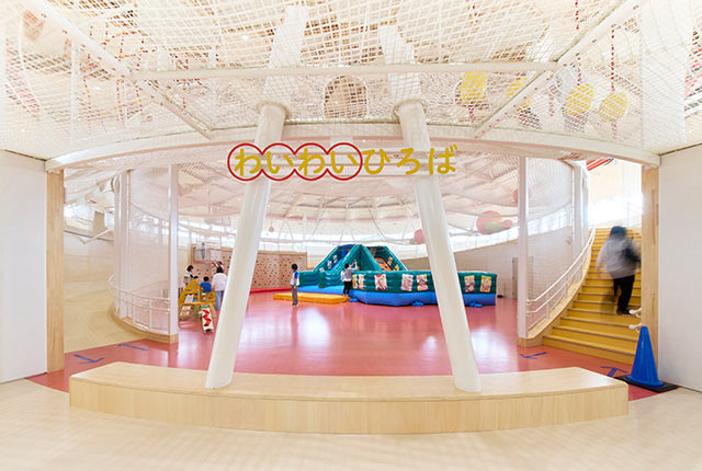 クライミングウォールや大型エア遊具が設置された「わいわいひろば」