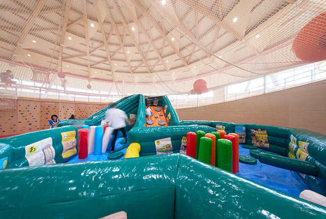 コース型の「わいわいひろば」の大型エア遊具
