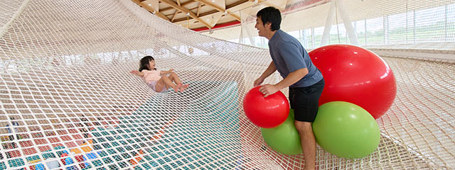 〈うさぎもちハレラテつばめ〉の大型ネット遊具で遊ぶ親子