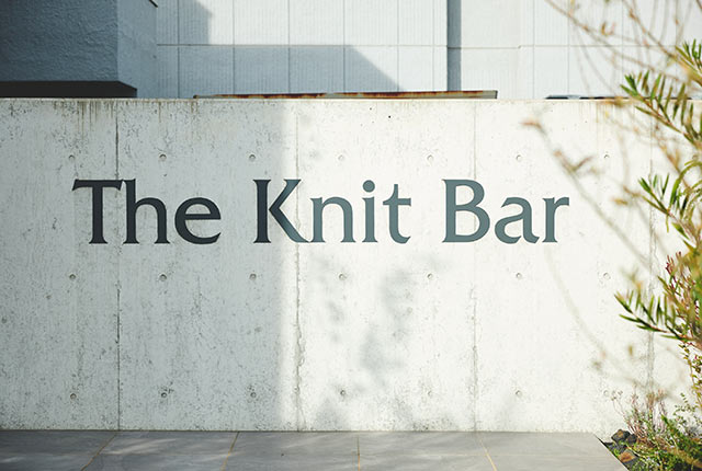 施設内の壁にプリントされた「The Knit Bar」のロゴ