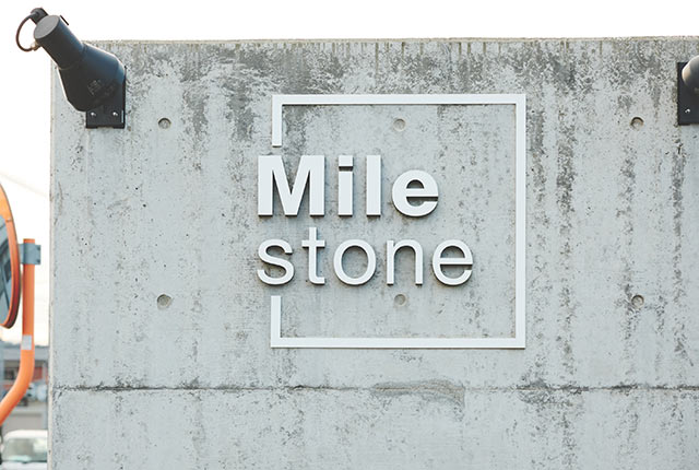 ストア外壁に掲げられた〈Milestone〉のロゴ