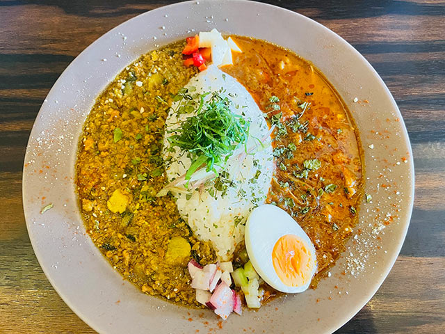 〈石本商店〉のカレー２種盛り