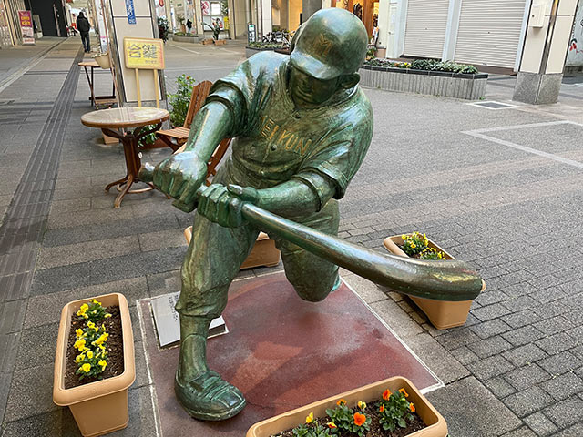 バットスイングする山田太郎の銅像