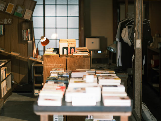 〈たてよこ書店〉の店内