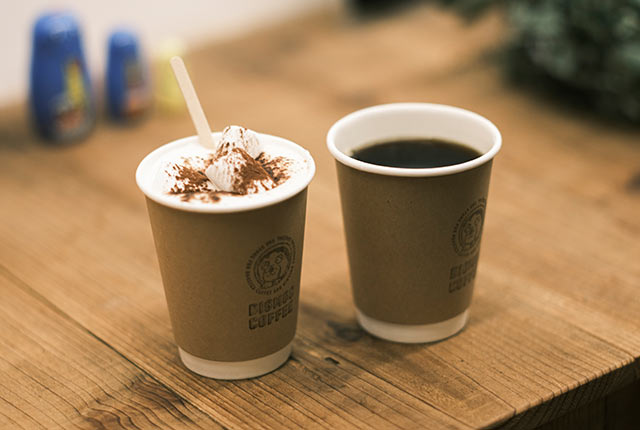 〈DIGMOG COFFEE〉のホットコーヒー350円とベビーチノ