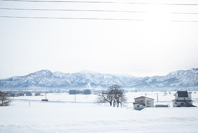 一面雪に覆われた魚沼市の風景