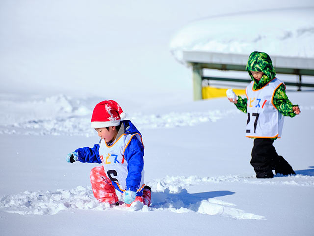 新雪の中で遊ぶ２人のこども