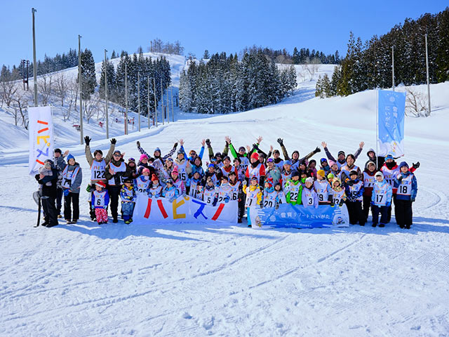 「家族対抗!雪上運動会 in ニュー・グリーンピア津南」の参加者全員の集合写真