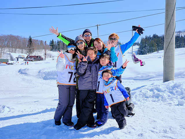 雪上運動会に参加した海野さんファミリーと伊藤さんファミリー