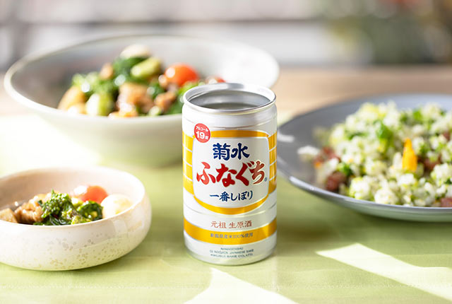 缶入りのお酒〈ふなぐち〉と料理がテーブルに並ぶ