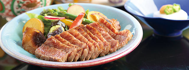 〈料亭 能登新〉の村上牛のステーキ