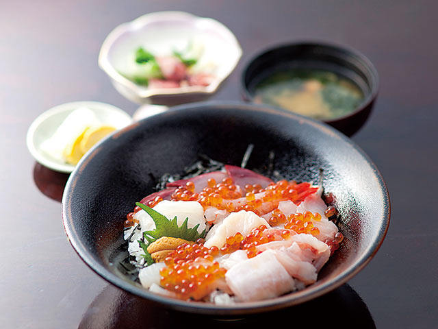 はらこたっぷりの〈石田屋〉の「海はら丼」
