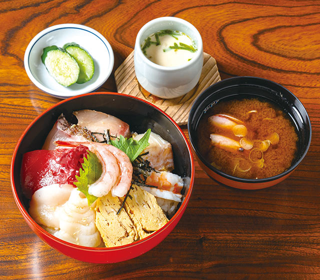 茶碗蒸しや味噌汁がついた〈美咲〉の漁師丼