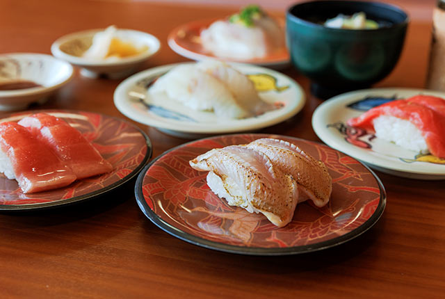 寿司皿にのったノドグロの炙りと本マグロの赤身の握り