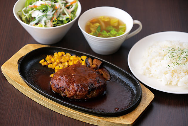 〈Diner's Kitchen Woody〉の鉄板で提供される「村上牛ハンバーグランチ」セット