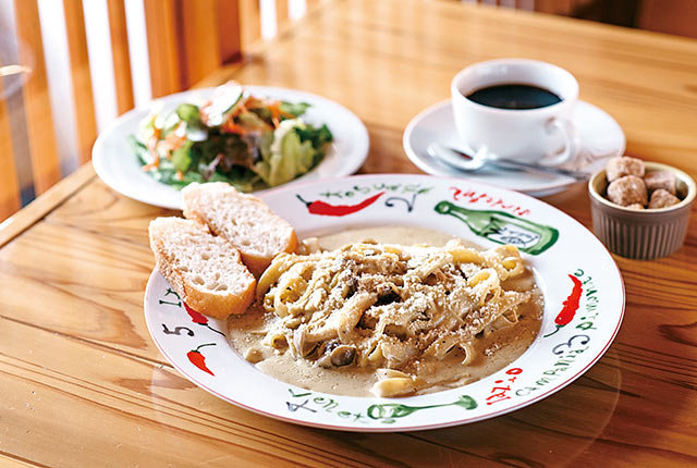 バゲットが添えられた「カニ味噌とキノコのクリームソースフェットチーネ」と、サラダ、コーヒーのセット