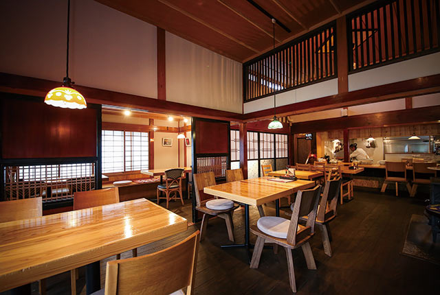 〈南欧料理 Casa del Faro〉の店内