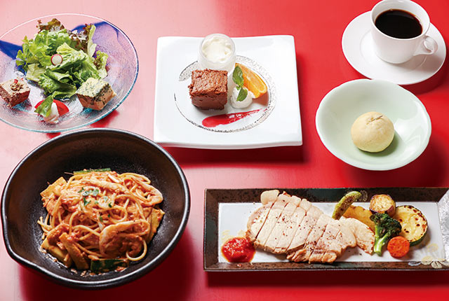 料理3品と、パン、サラダ、コーヒーがついた〈ヤマト〉のランチセット