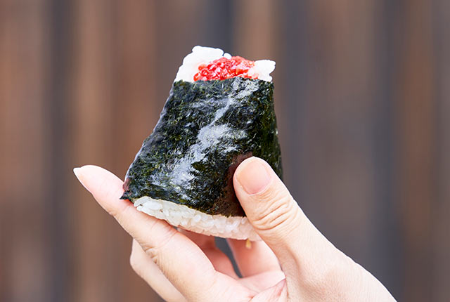 筋子のおにぎりを持った手元