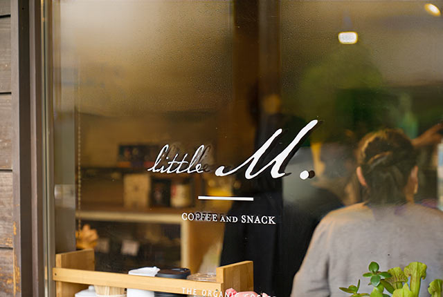 店頭の窓に設置された〈little M.〉のロゴ