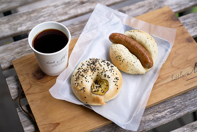〈little M.〉のベーグル2種とコーヒー