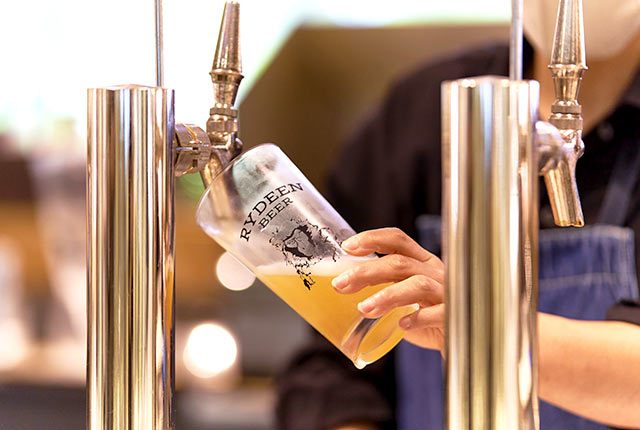 ビールタップから生ビールが注がれている