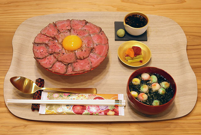 〈おだいどころ さくたろう〉の「新発田牛ローストビーフ丼」