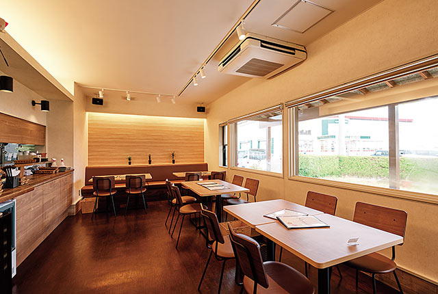 〈肉料理とスイーツのお店 KOYORI〉の店内
