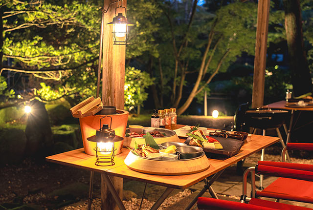 ランタンに照らされての夕食の様子